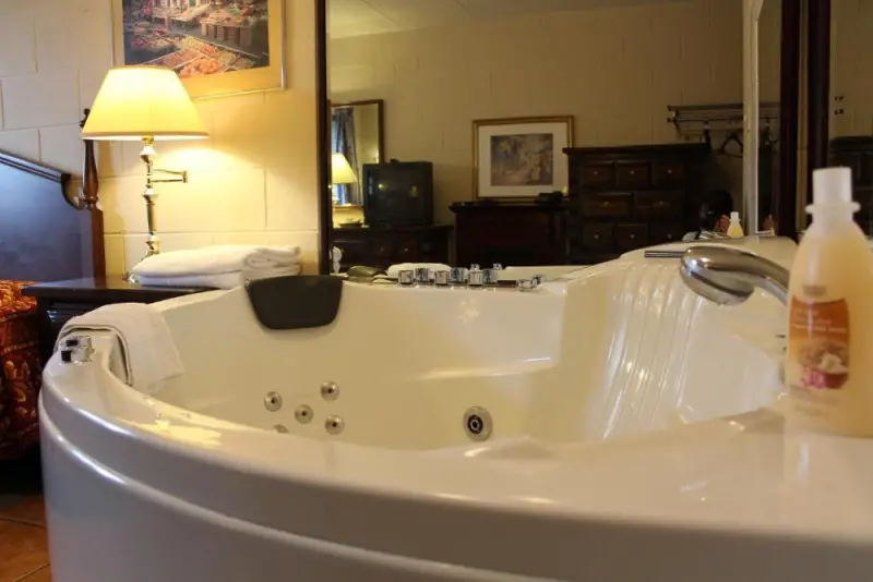 Honeymoon Suite with Spa Bath and Fireplace